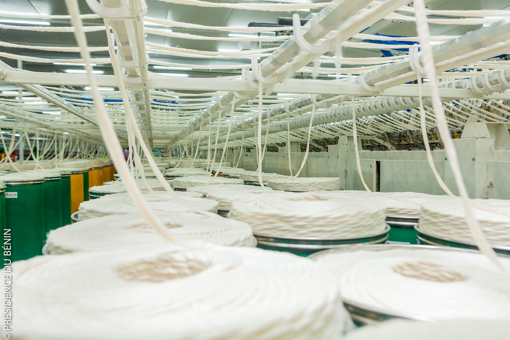Bobines et fils de coton dans une filature béninoise