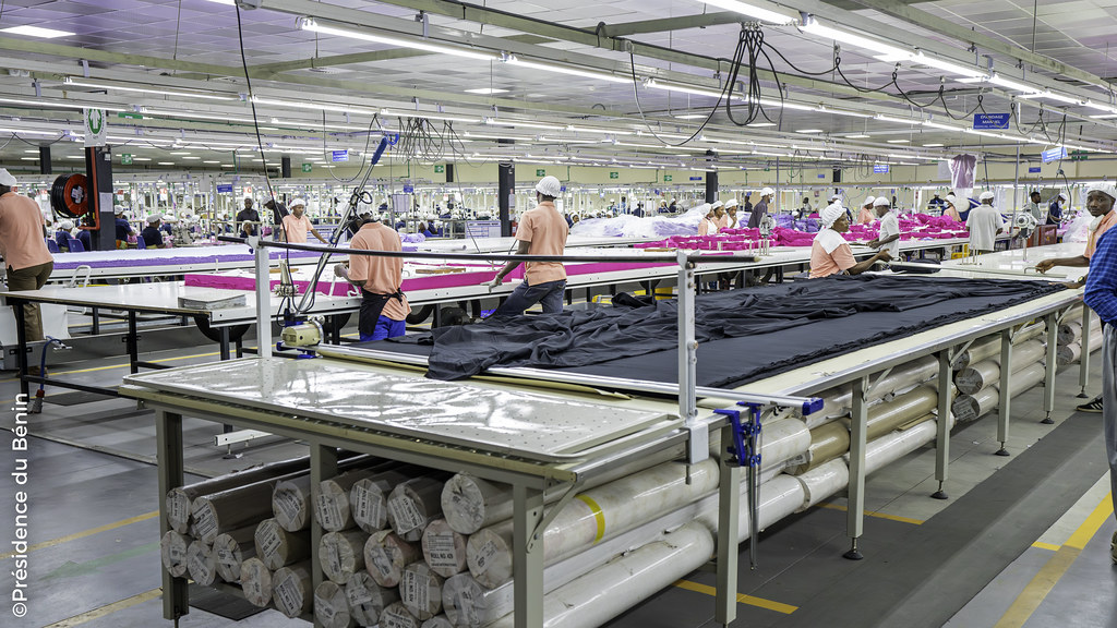 Atelier de découpe de tissu à la GDIZ, Bénin