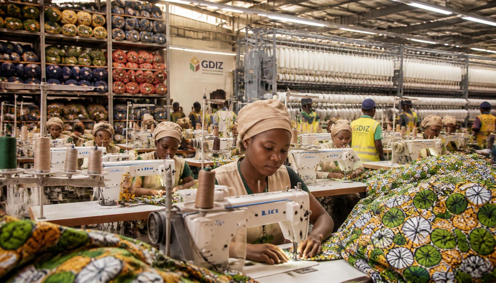 Unité textile moderne transformant le coton en tissus et vêtements